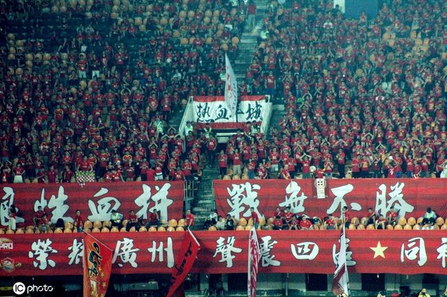 蒙蒙（刘岩 饰）的母亲（郭元 饰）不甘女儿糊口在父亲（邢玉国 饰）家暴暗影下，与其离婚后带蒙蒙在一间旧仓库中安了家，但新邻人夫妻俩也是每天争吵不竭。蒙蒙的母亲不肯身无依托，因而和旧日同窗弄起了傍晚恋，蒙蒙则因同窗佳妮（李军 饰）高考掉败轻生而变的加倍郁闷。面临邻人宋大夫（濮存昕 饰）的关爱，芳华萌动的蒙蒙对其发生暗恋之情。几年后，年夜学结业的蒙蒙相逢海外长年夜的老巴（邵兵 饰），俩人一见钟情，互定毕生。当飞赴美国与老凑趣婚时，蒙蒙偶尔发现老巴竞然是昔时本身所暗恋的宋大夫的儿子，直到这时候，她觉察本身心里实在